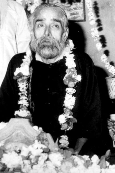 black and white photo abhishek of Pir Amar Puri, Datt Akhara, Ujjain, 1979